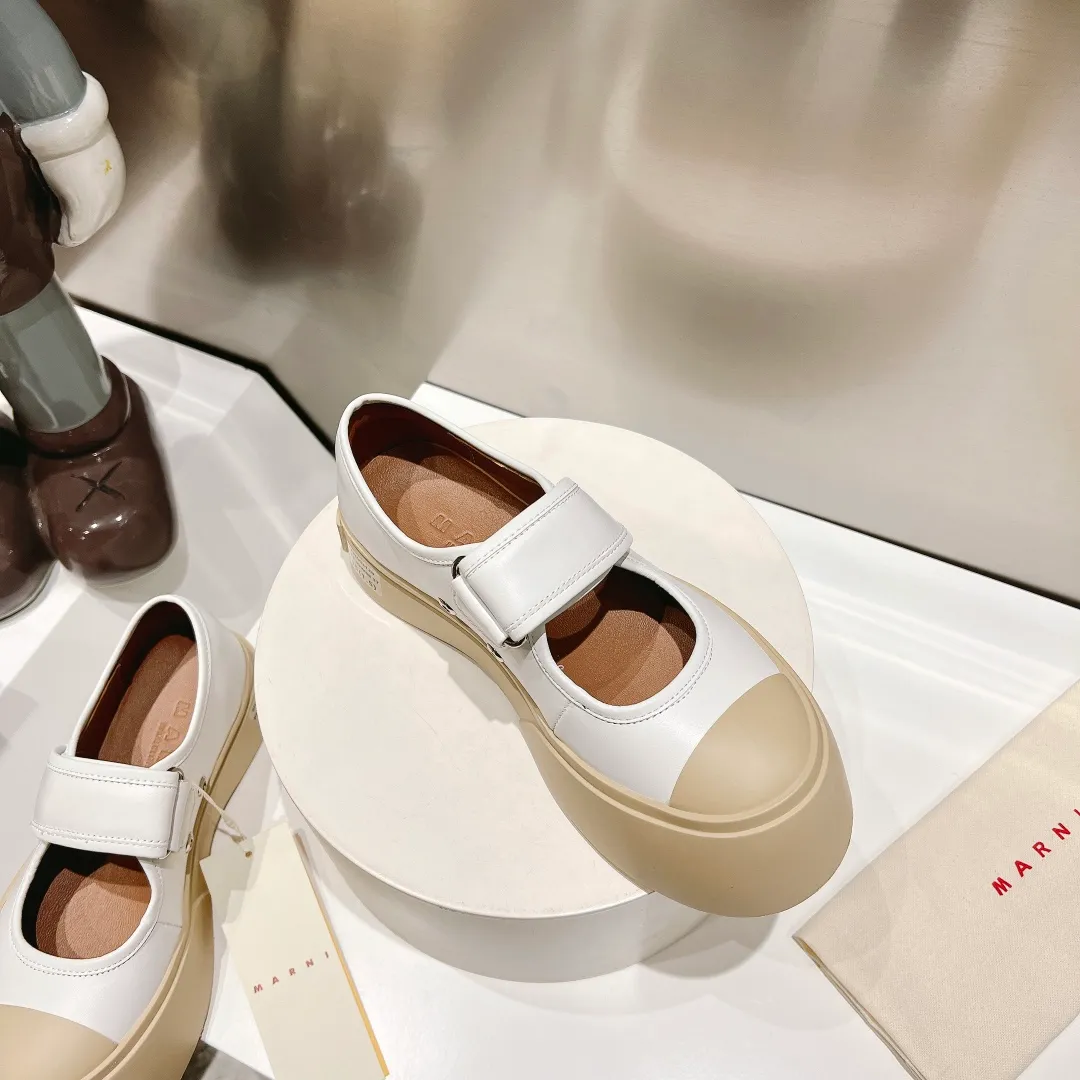 👟👟Ex-factory price 480👟👟 Marni|Mary Jane big head doll shoes‼ ️Upgraded outsole, consistent lasting process with the original version, upgraded to the latest official original packaging‼ ️ Mani’s incomparable and versatile white shoes! I'm tired of the regular white shoes, so I bought a pair of different style thick-soled big-toe shoes. Paris International Fashion Week catwalk model, purchase-level version, all Internet celebrities wear it, Song Zuer, Zhao Lusi, Huo🔥 Show... [4.5cm increased sole] Not bulky, light and soft, comfortable on the feet! It feels very good on your feet and doesn't scratch your feet at all! Extremely comfortable! Daily travel! Wear whatever you like regardless of the occasion, no fear of any dress code, no pressure to dress! ✔Upper: imported cowhide fabric ✔Lining: lambskin lining ✔Outsole: exclusive molded original 1:1 rubber ➕TPU outsole! Floating beige is not completely white. Difference between market currencies We are different‼ ️ ✔𝐒𝐢𝐳𝐞: 35-40